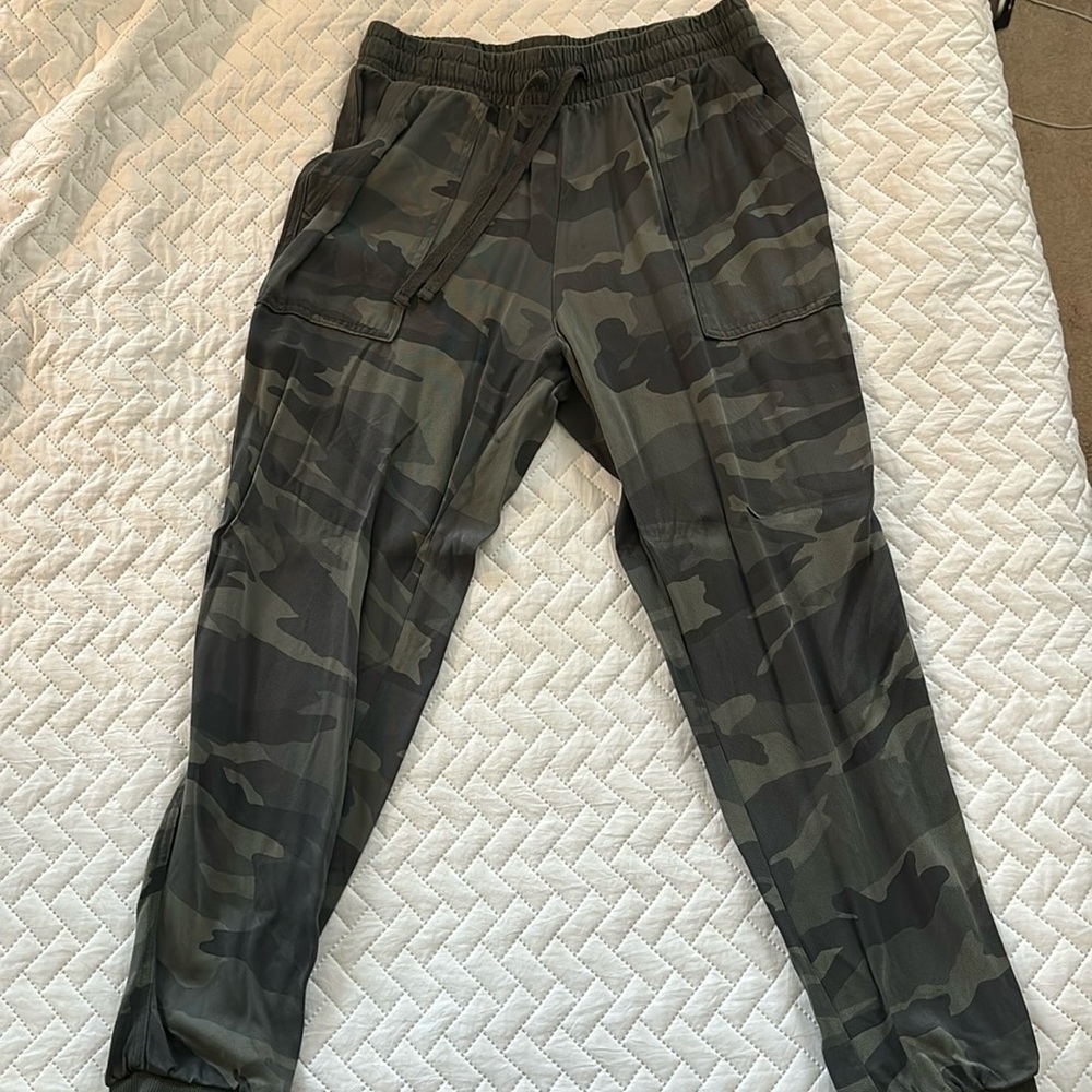 Splendid green camouflage joggers